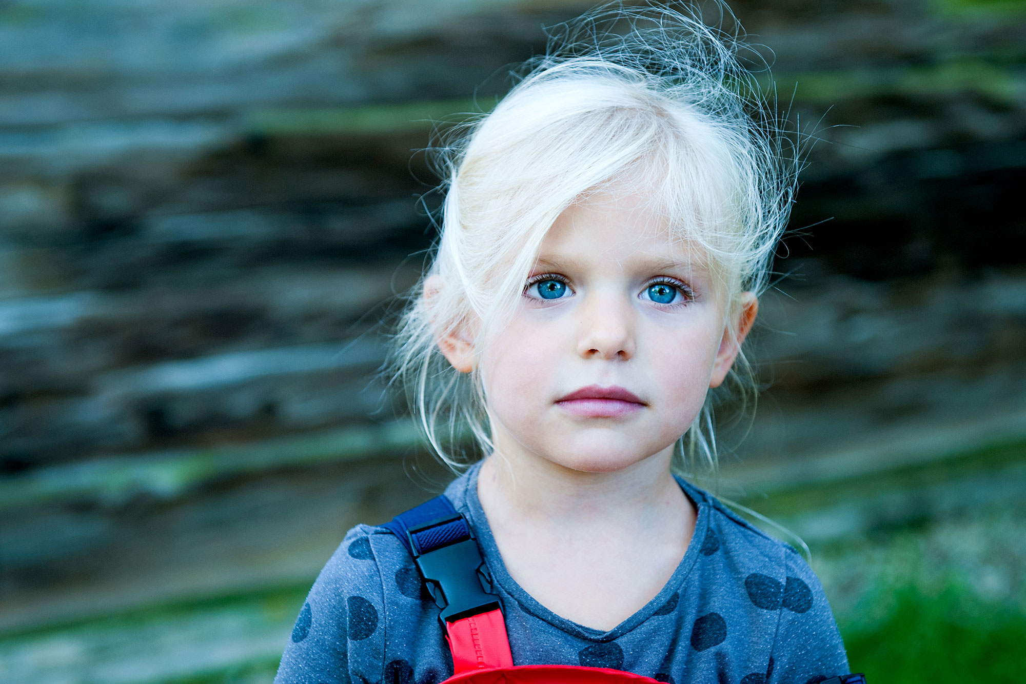 Porträtfotografie eines blonden Mädchens (S/W-Aufnahme)